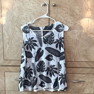 Adorable grey patterned sleeveless top
